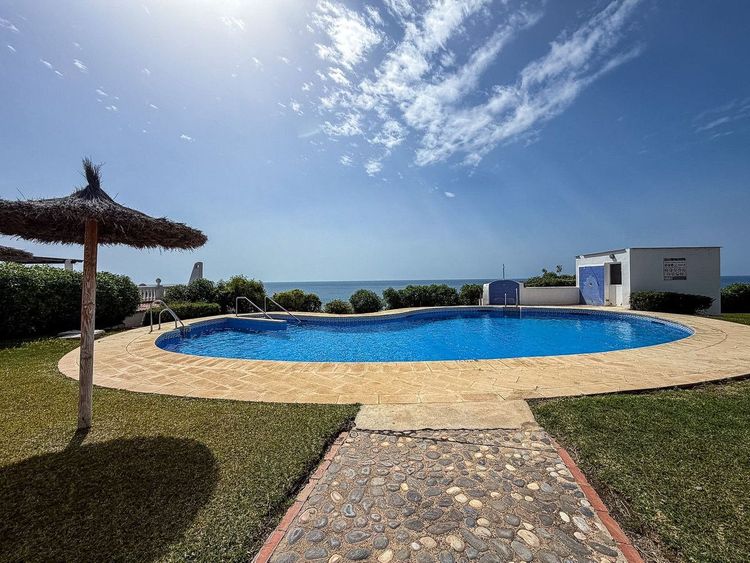 House | Resale in Torrox Costa in Torrox Costa, Costa del Sol - Photo 2