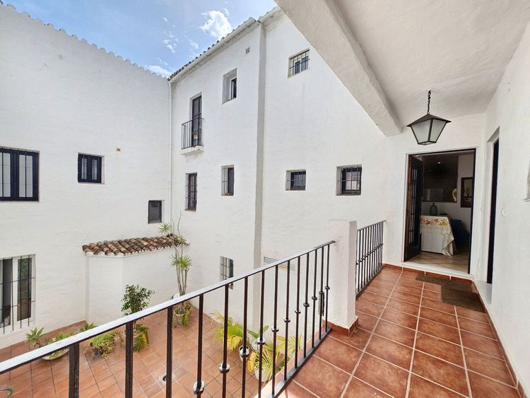 Apartment | Resale in Puerto Banús in Puerto Banús, Nueva Andalucía, Costa del Sol - Photo 3