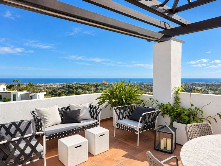 Penthouse in Los Arqueros in Los Arqueros, Los Arqueros-Puerto del Almendro, Costa del Sol - Photo 2