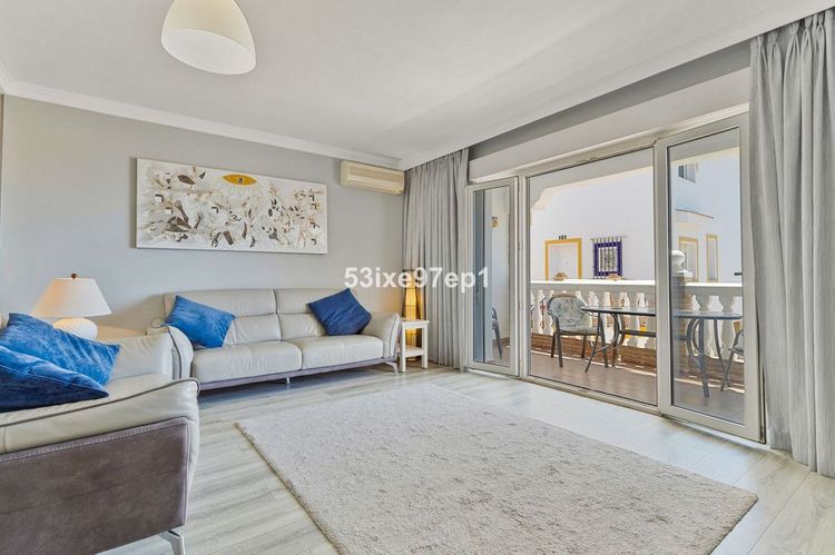 House | Resale in Carvajal in Carvajal, Costa del Sol - Photo 4