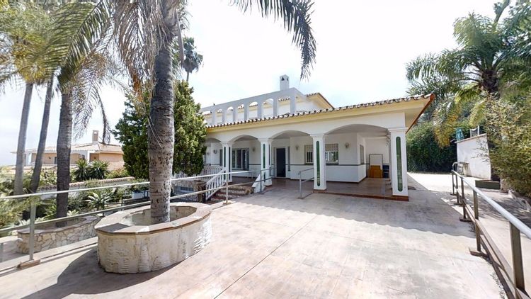 House | Resale in Alhaurín de la Torre in Alhaurín de la Torre, Costa del Sol - Photo 2