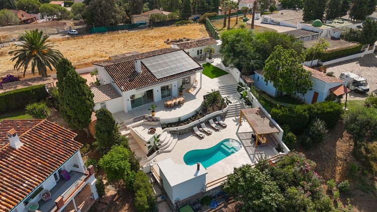 House | Resale in Guadalmina Alta in Guadalmina Alta, Costa del Sol - Photo 2