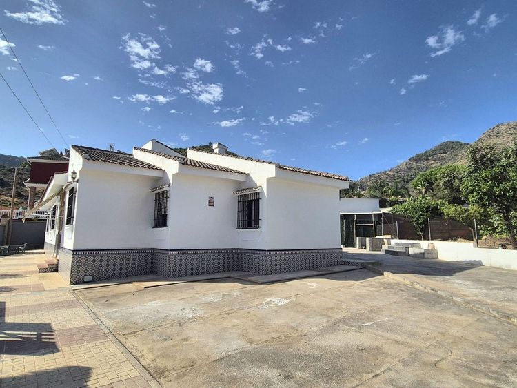 House | Resale in Alhaurín de la Torre in Alhaurín de la Torre, Costa del Sol - Photo 3