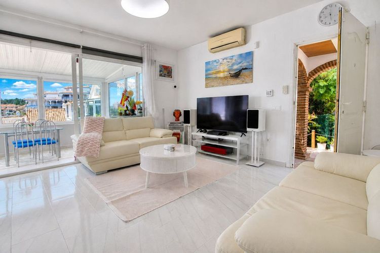 House | Resale in El Faro in El Faro, Costa del Sol - Photo 2