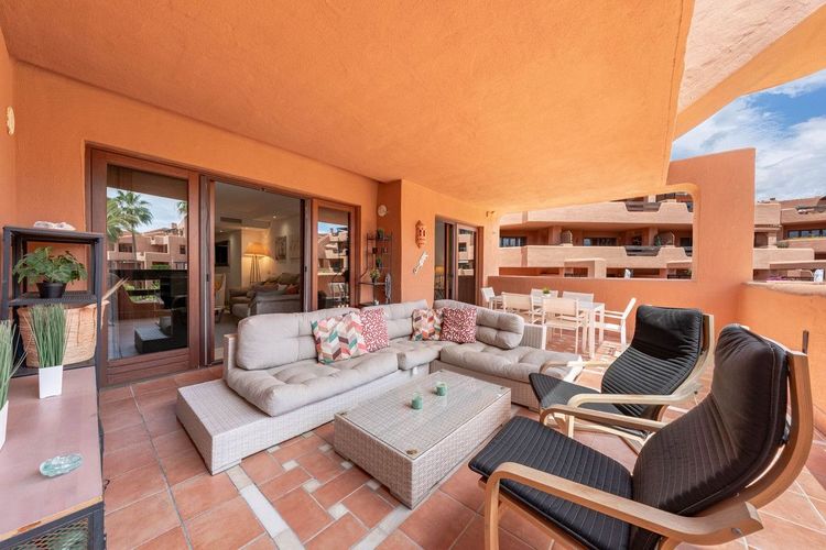 Apartment | Resale in Estepona in Estepona, Costa del Sol - Photo 2