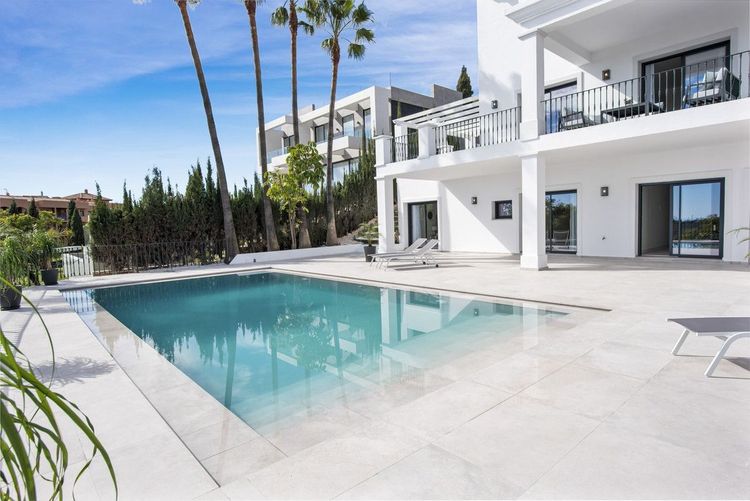 House | Resale in Los Flamingos in Los Flamingos, Costa del Sol - Photo 4