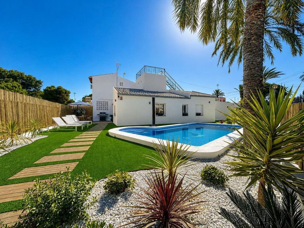 House | Resale in Punta Prima in Punta Prima, Costa Blanca - Main property photo