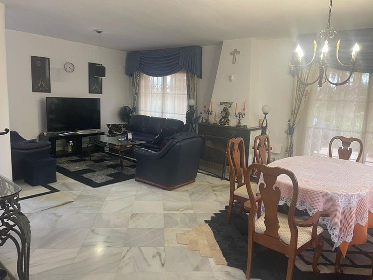 House | Resale in Estepona in Estepona, Costa del Sol - Photo 2