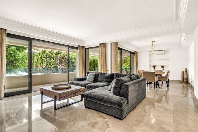 Apartment | Resale in Los Monteros in Los Monteros, Costa del Sol - Photo 2