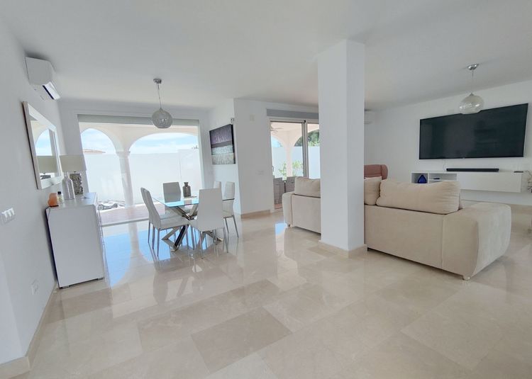 House | Resale in Estepona in Estepona, Costa del Sol - Photo 5