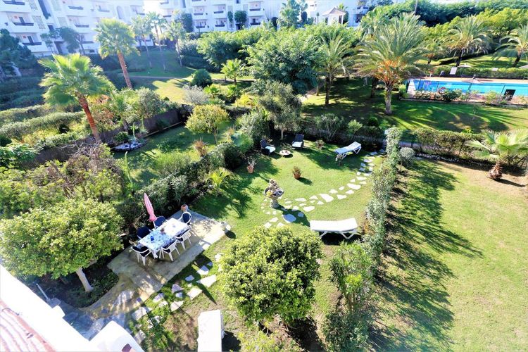 House | Resale in Estepona in Estepona, Costa del Sol - Photo 2