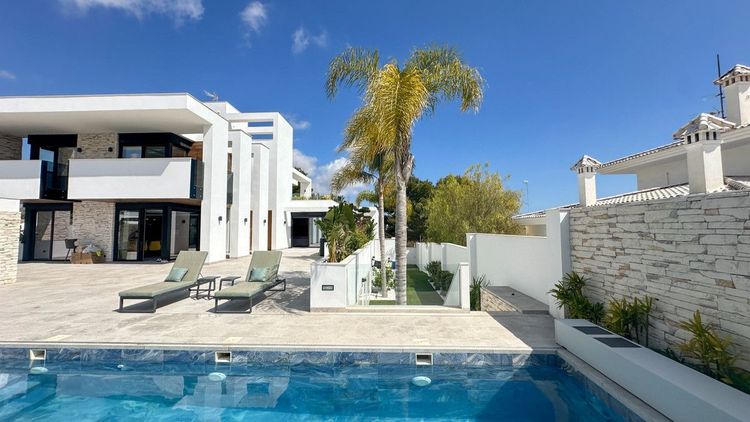 House | Resale in Villamartin in Villamartin, Costa Blanca - Photo 3