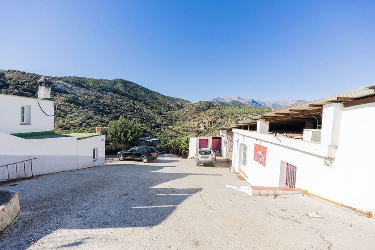 House | Resale in Tolox in Tolox, Costa del Sol - Photo 2