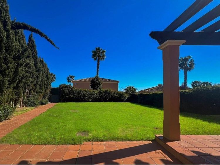 House | Resale in La Alcaidesa in La Alcaidesa, Costa del Sol - Photo 2