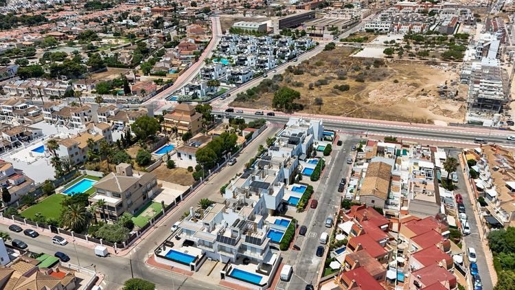 House | Resale in Torrevieja in Torrevieja, Costa Blanca - Photo 5
