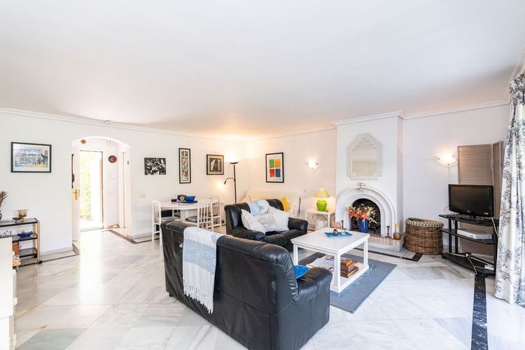 Apartment | Resale in Atalaya in Atalaya, Costa del Sol - Photo 3