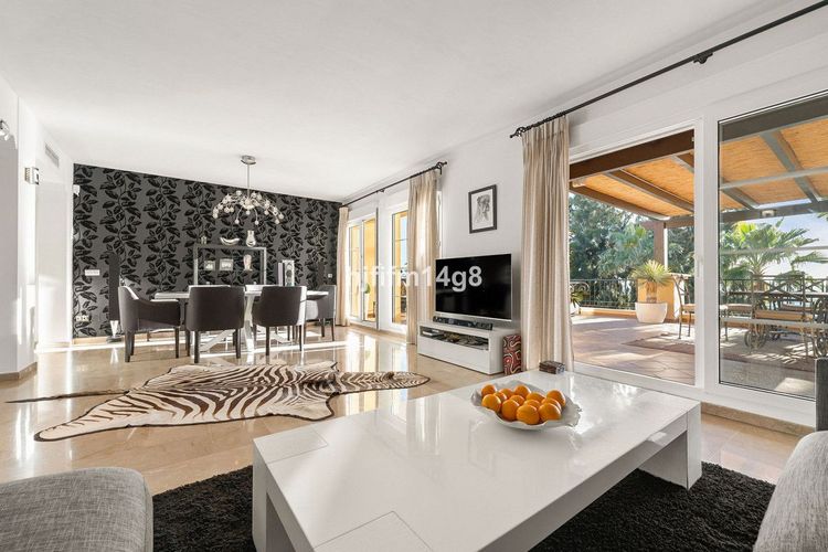 Penthouse | Resale in Nueva Andalucía in Nueva Andalucía Others, Costa del Sol - Photo 3