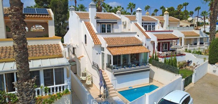 House | Resale in Villamartin in Villamartin, Costa Blanca - Photo 3