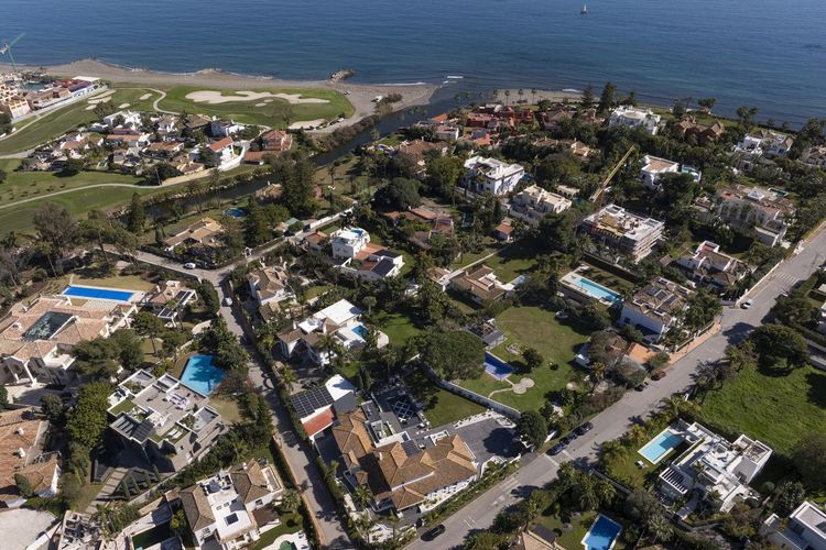 House | Resale in Estepona in Estepona, Costa del Sol - Photo 3