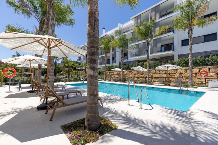 Apartment | Resale in Estepona in Estepona, Costa del Sol - Photo 2