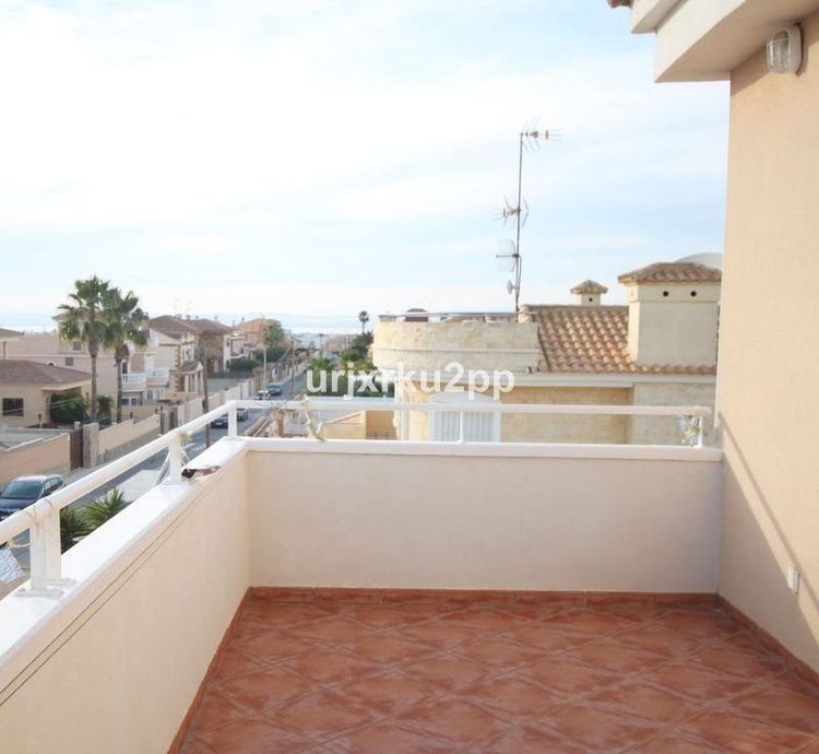 House | Resale in Aguas Nuevas in Aguas Nuevas, Costa Blanca - Photo 3