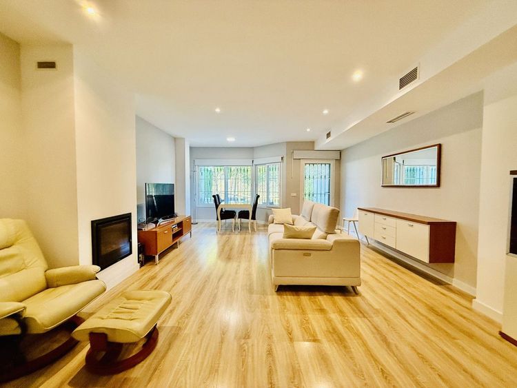 House | Resale in Alhaurín de la Torre in Alhaurín de la Torre, Costa del Sol - Photo 5