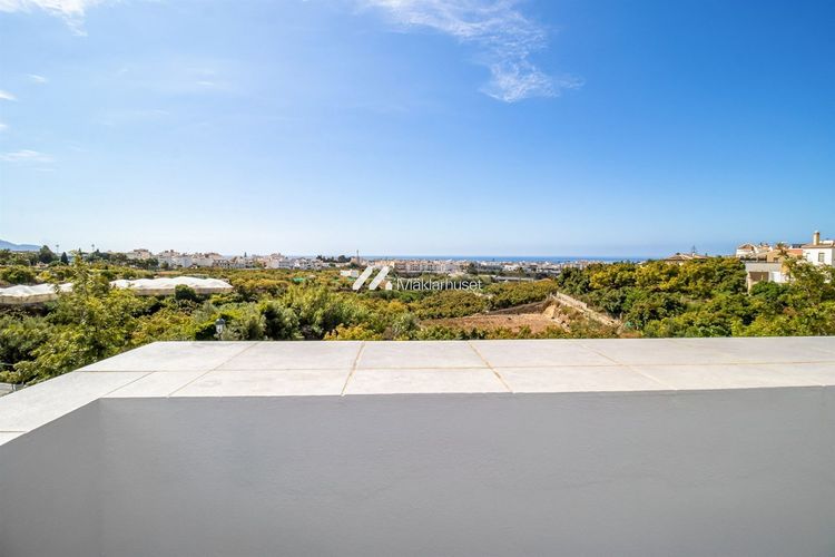 House | Resale in Nerja in Nerja, Costa del Sol - Photo 2