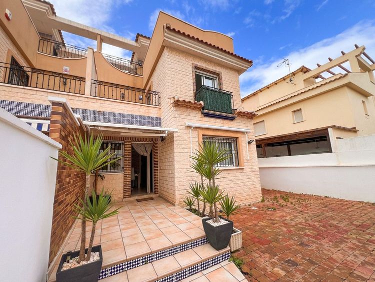 House | Resale in Pilar de la Horadada in Pilar de la Horadada, Costa Blanca - Photo 2
