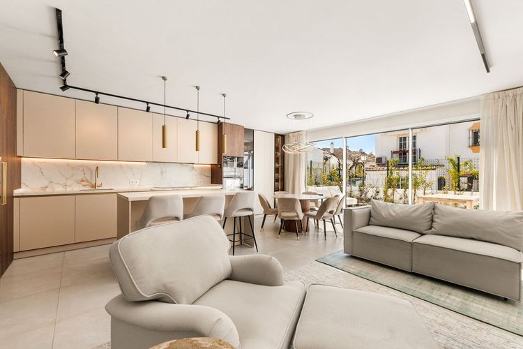 House | Resale in Estepona in Estepona, Costa del Sol - Photo 2