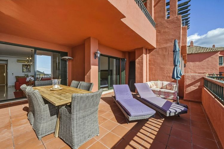 Apartment | Resale in Calahonda in Calahonda, Costa del Sol - Photo 3
