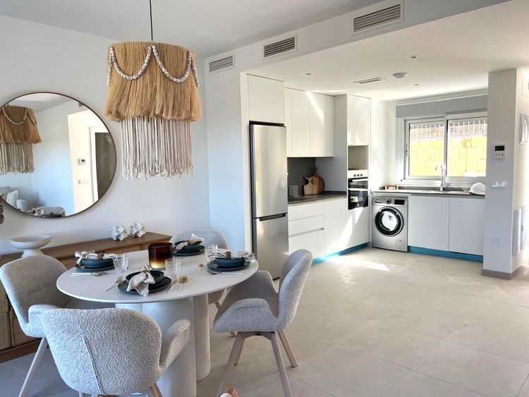 Apartment | Resale in Estepona in Estepona, Costa del Sol - Photo 2