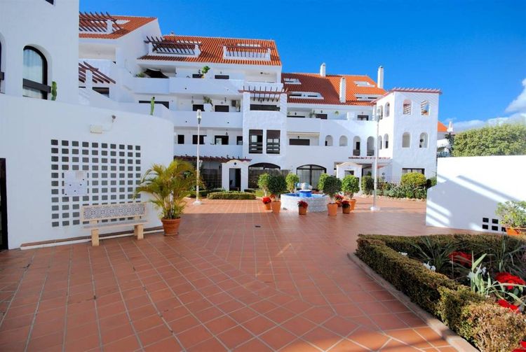 Apartment | Resale in Aloha in Aloha, Costa del Sol - Photo 2