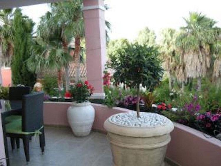 House | Resale in Calahonda in Calahonda, Costa del Sol - Photo 2