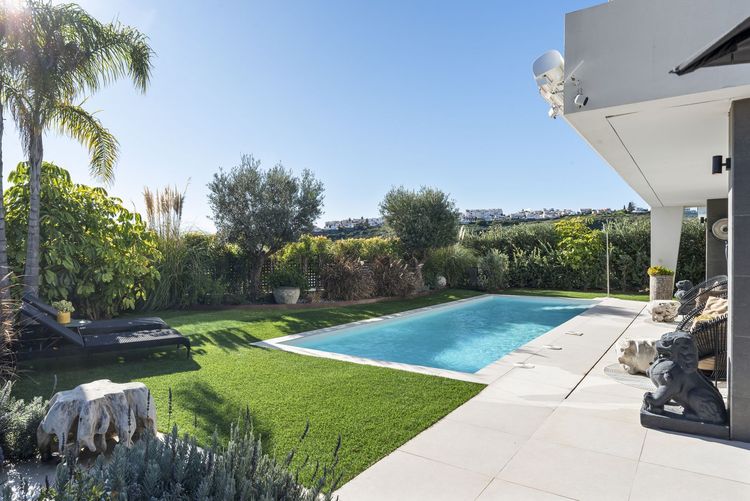 House | Resale in La Duquesa in La Duquesa, Costa del Sol - Photo 5