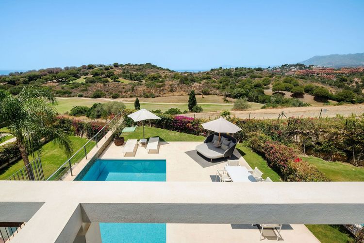 House | Resale in Cabopino in Cabopino, Costa del Sol - Photo 2