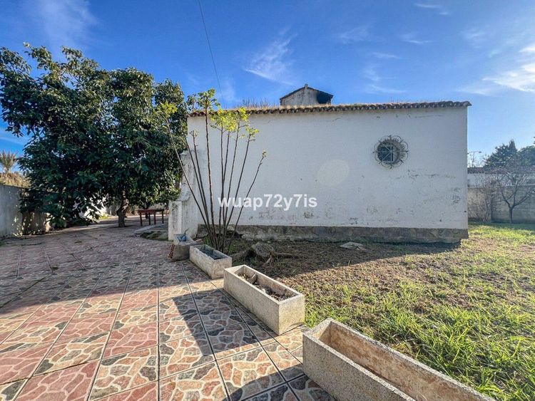 House | Resale in Estepona in Estepona, Costa del Sol - Photo 5