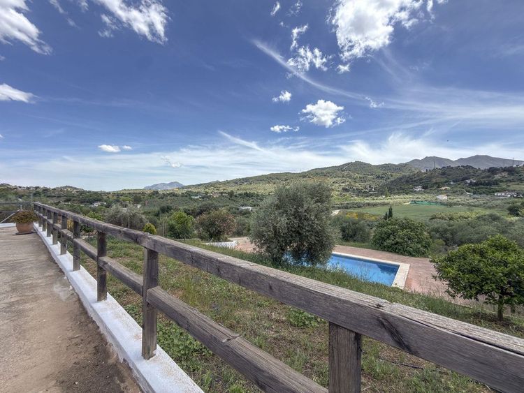 House | Resale in Monda in Monda, Costa del Sol - Photo 2