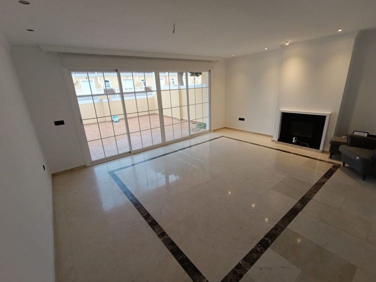 House | Resale in Calahonda in Calahonda, Costa del Sol - Photo 3