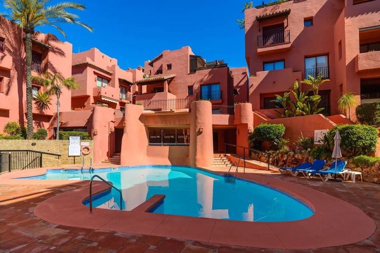 Apartment | Resale in Elviria in Elviria, Costa del Sol - Photo 4