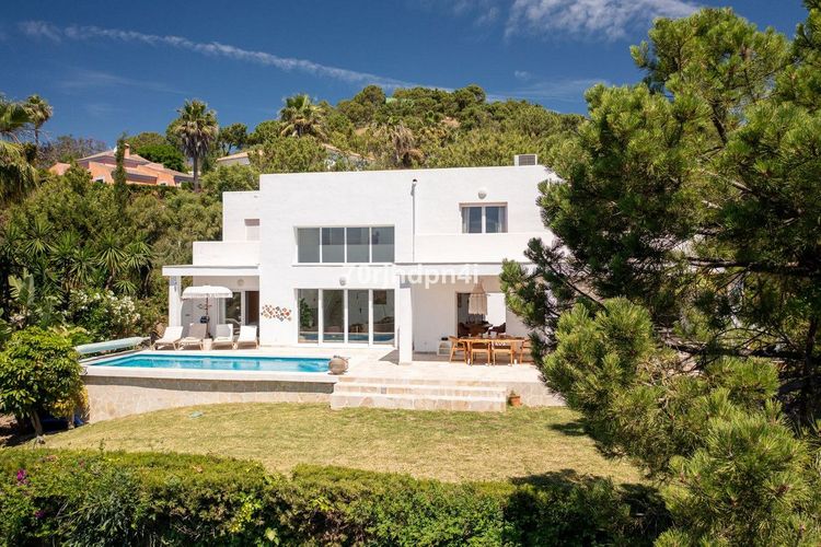 House | Resale in Estepona in Estepona, Costa del Sol - Photo 5