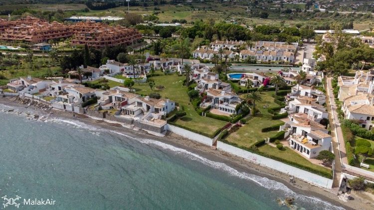 House | Resale in Estepona in Estepona, Costa del Sol - Photo 3