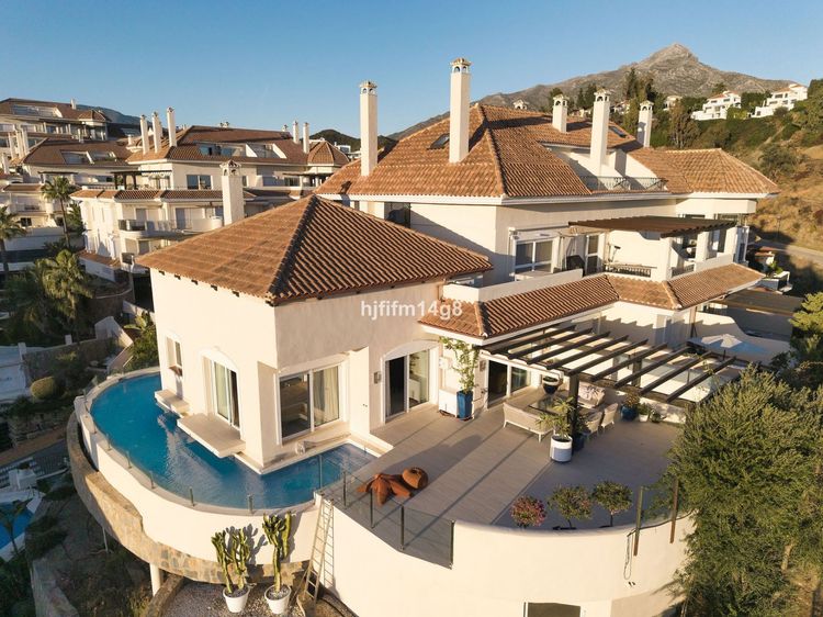 Penthouse | Resale in Nueva Andalucía - Development photo 1