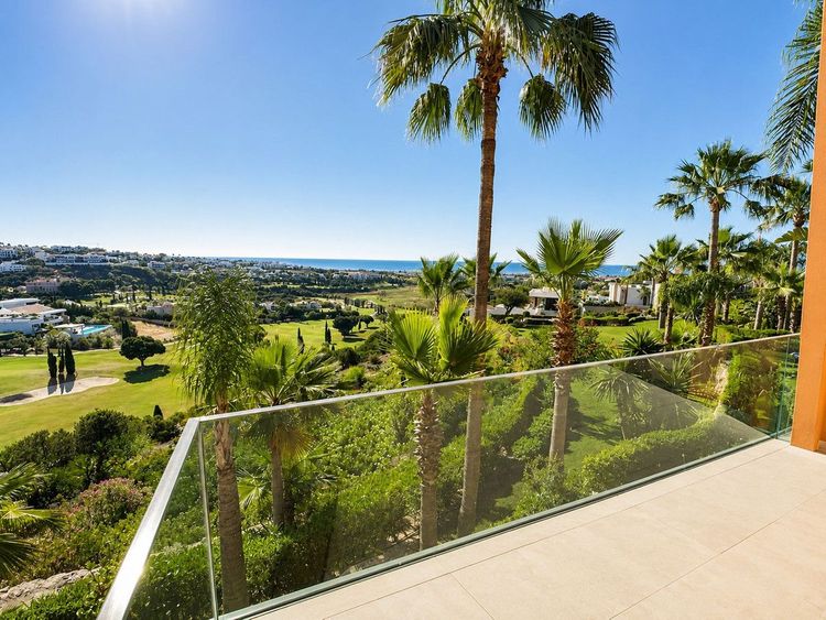 Apartment | Resale in Los Flamingos in Los Flamingos, Costa del Sol - Photo 2