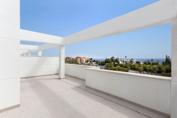 Penthouse | Resale in Estepona in Estepona, Costa del Sol - Photo 2