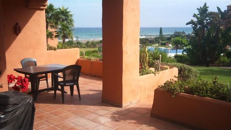 Apartment | Resale in La Duquesa in La Duquesa, Costa del Sol - Photo 2