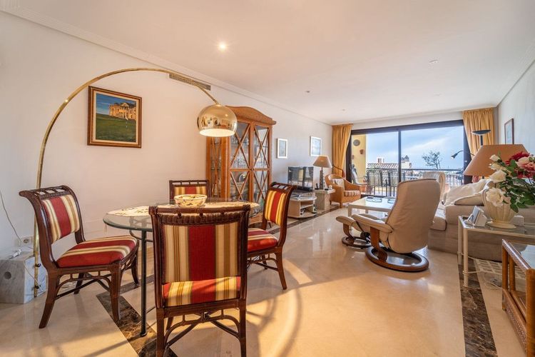 Apartment | Resale in Los Arqueros in Los Arqueros, Costa del Sol - Photo 2