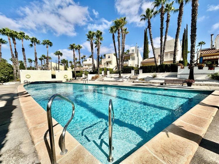 House | Resale in Villamartin in Villamartin, Costa Blanca - Photo 4