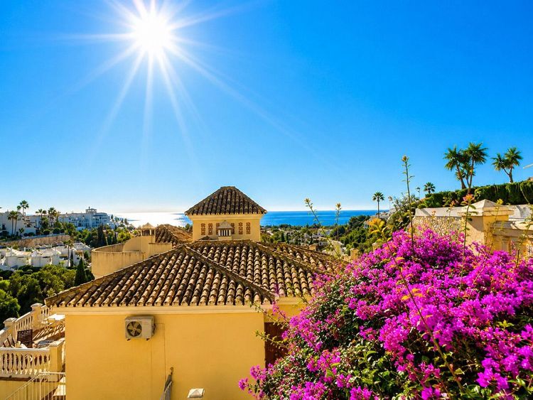 House | Resale in Calahonda in Calahonda, Costa del Sol - Photo 4