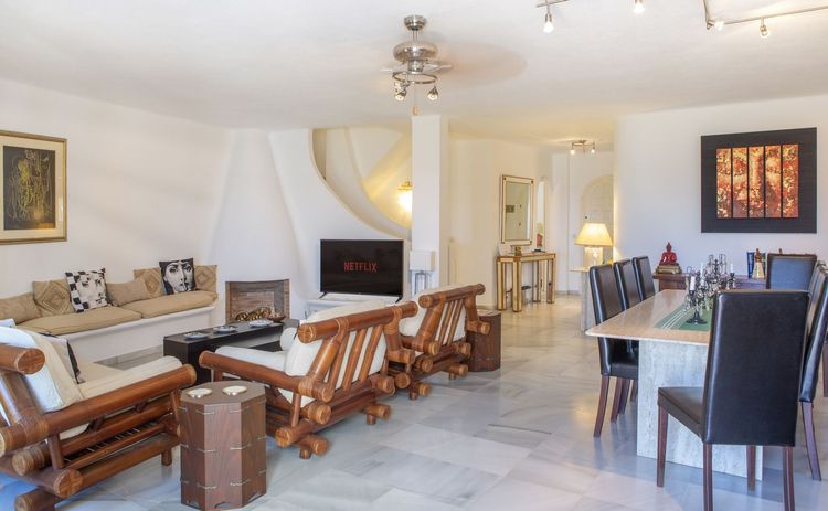 House | Resale in Altos de los Monteros in Altos de los Monteros, Costa del Sol - Photo 4