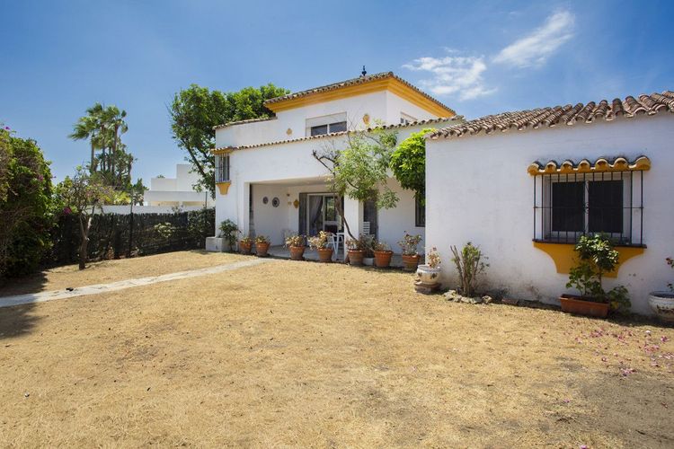 House | Resale in Guadalmina Baja in Guadalmina Baja, Costa del Sol - Photo 2